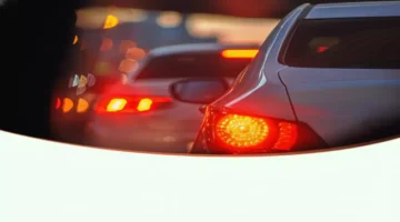 المرور السعودي يحدد 4 حالات تستوجب تخفيف السرعة وتحذر من المخالفات القانونية عند التجاوز 1